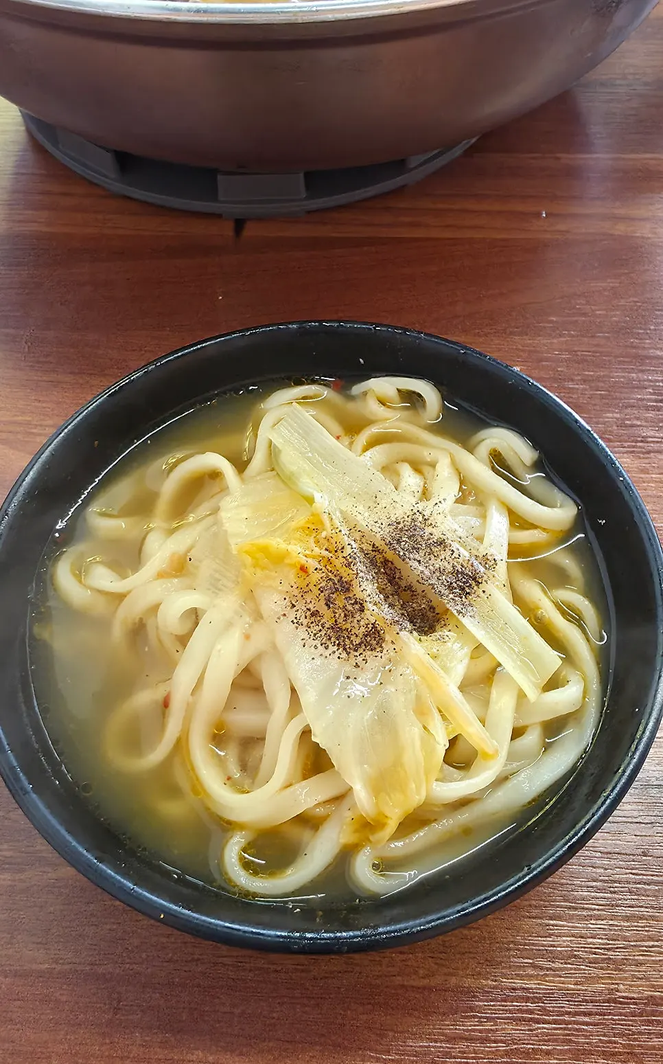 닭한마리 육수에 끓인 마무리 칼국수