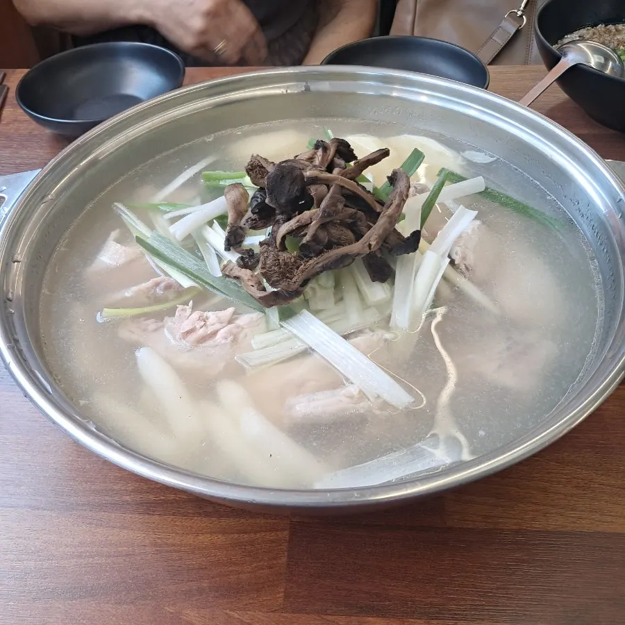 3-person neungi samgyetang topped with large chunks of neungi mushroom