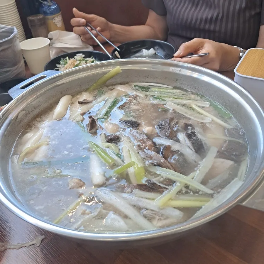 Kalguksu noodles in the deeply blackened neungi broth