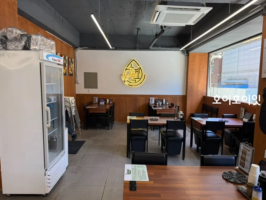 Interior of Sugyeokok Bundang Migeum with four-person tables