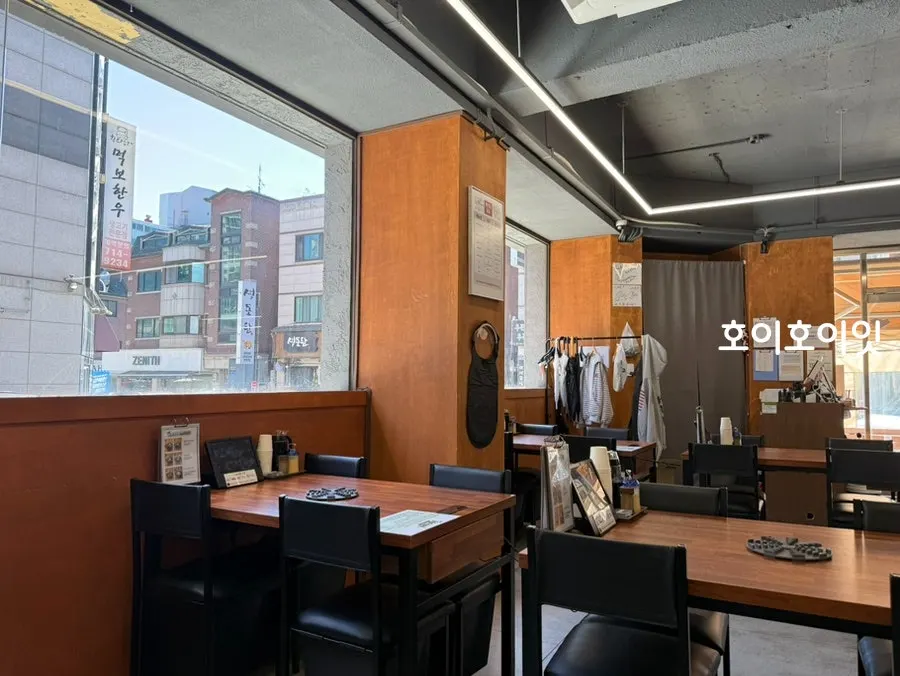 Sugyeokok Bundang Migeum's dining hall split into left and right sections