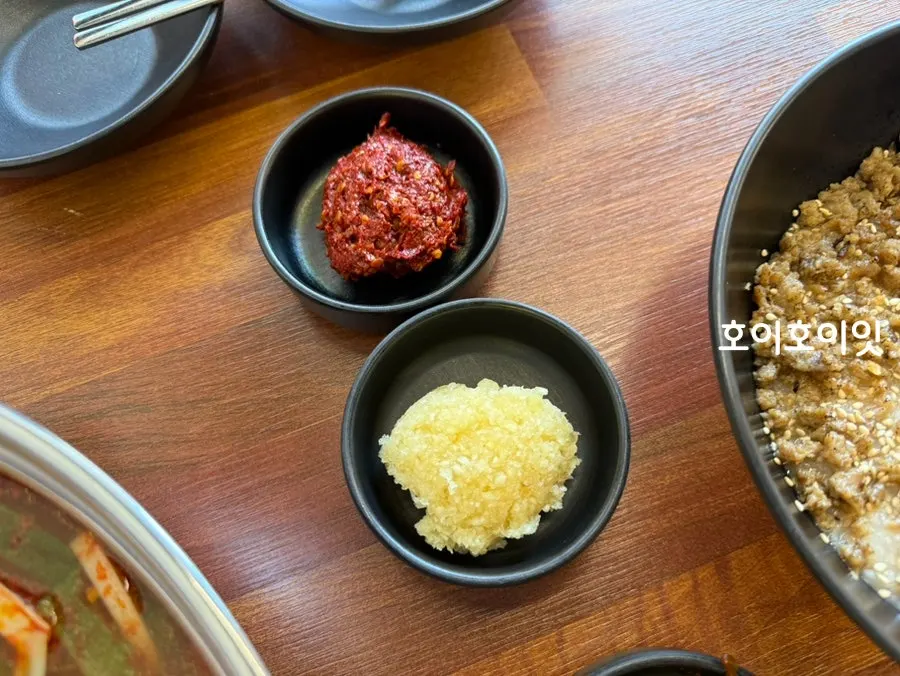 Chili paste and minced garlic sauce ingredients