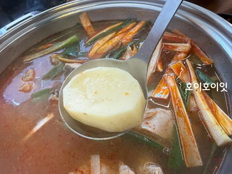 Chicken neck meat scorched-rice porridge served in a bowl