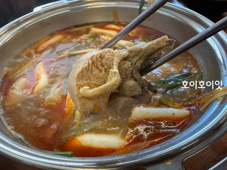 Broth full of rice cakes and chicken in the dak hanmari