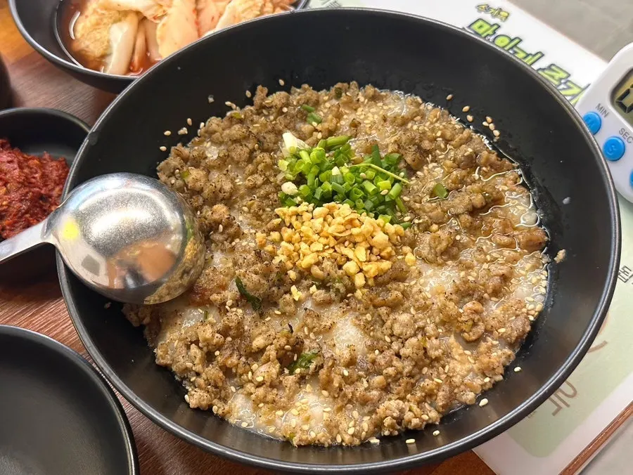 식전 메뉴로 나온 닭목살 누룽지죽