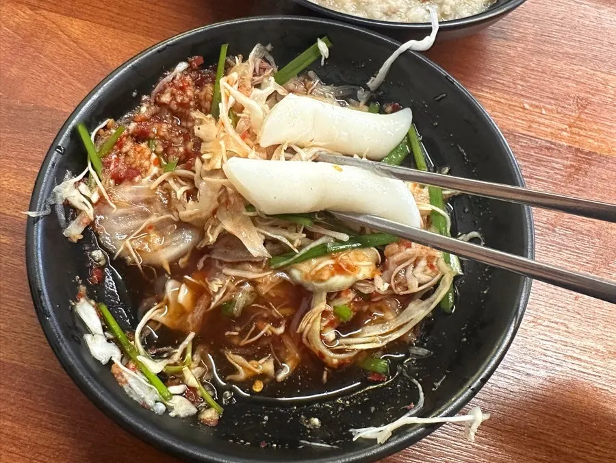 소스에 찍은 닭고기