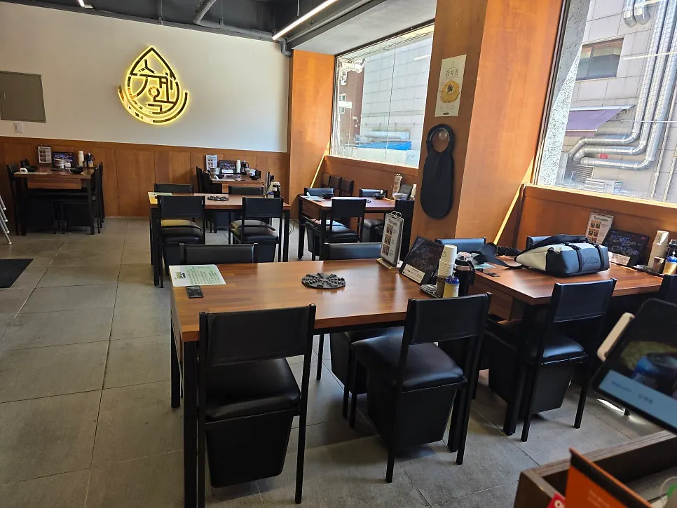 Quiet interior of Sugyeokok right after opening