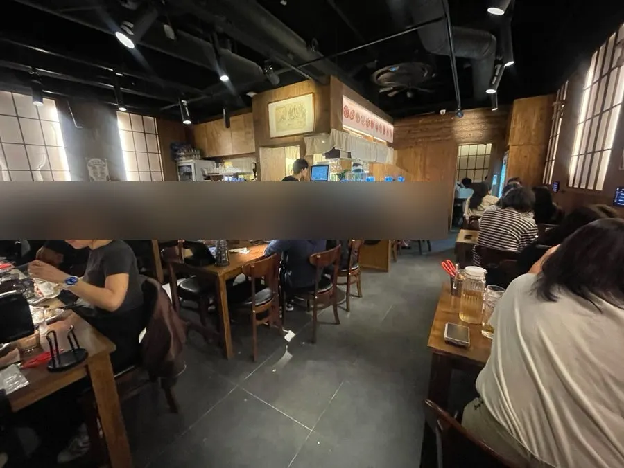 손님으로 가득 찬 수산장 동탄점 매장 내부
