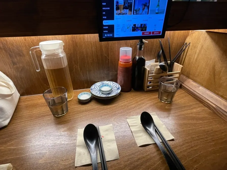 테이블이 채워진 수산장 동탄점 홀 풍경