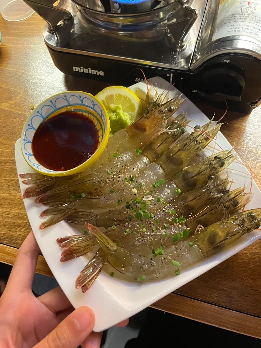 껍질 벗긴 새우구이 살