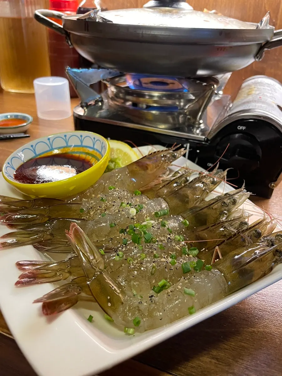 머리가 달린 채 나온 생새우회 한 접시