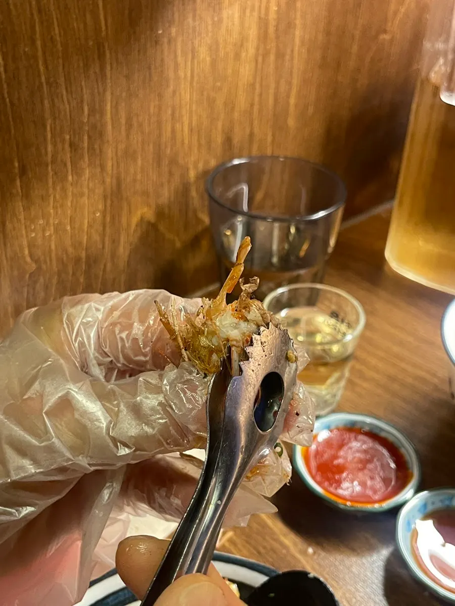 바삭하게 구워진 새우머리 버터구이 클로즈업
