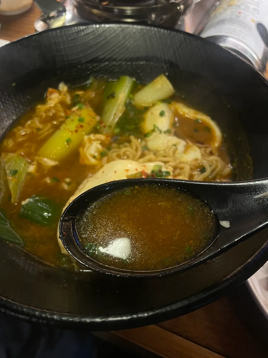 반숙 계란과 파가 들어간 칼칼한 해장라면