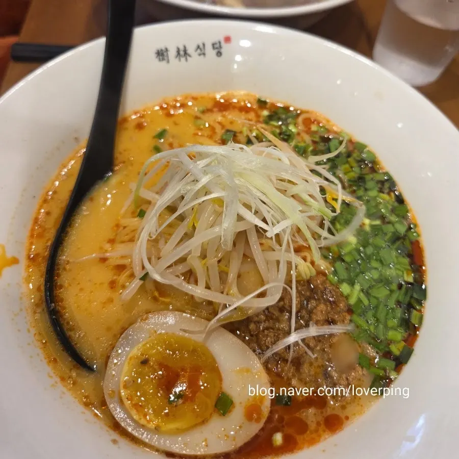 반숙 계란이 올라간 수림식당 탄탄면