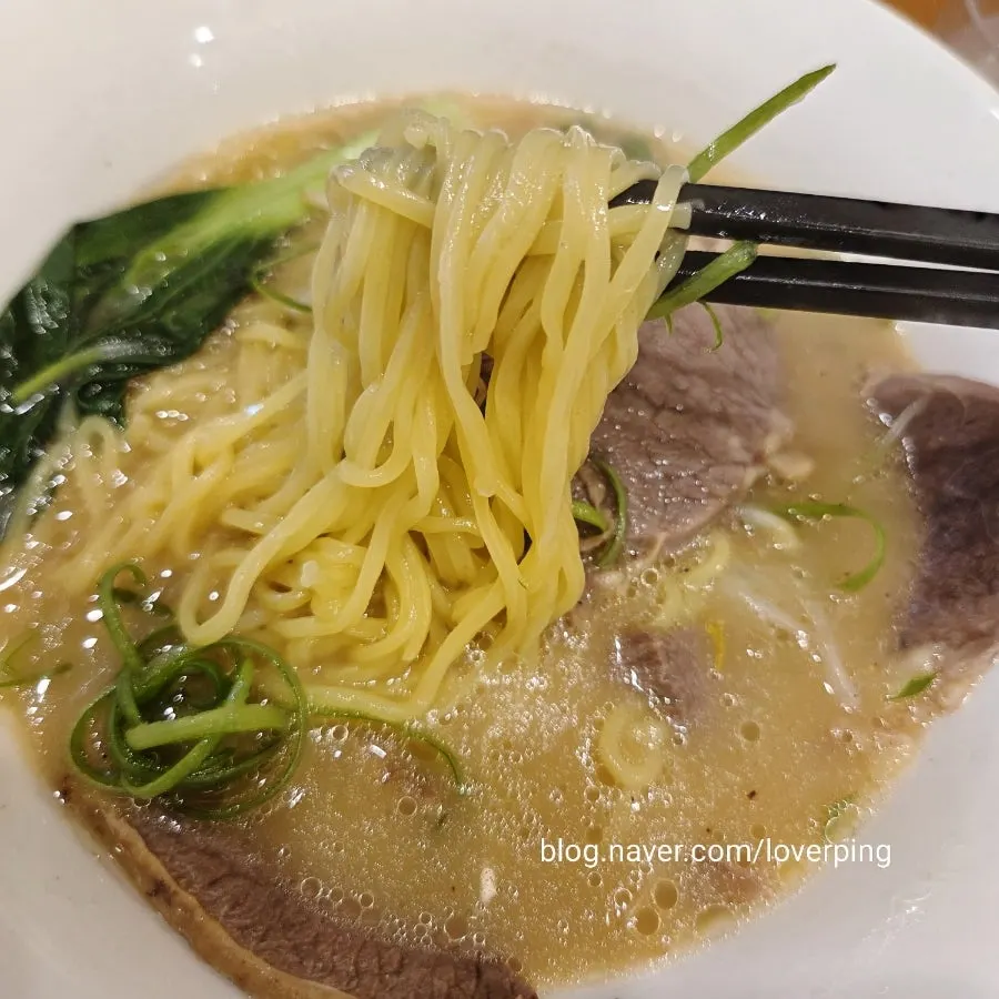 수림식당 면발을 들어올린 모습