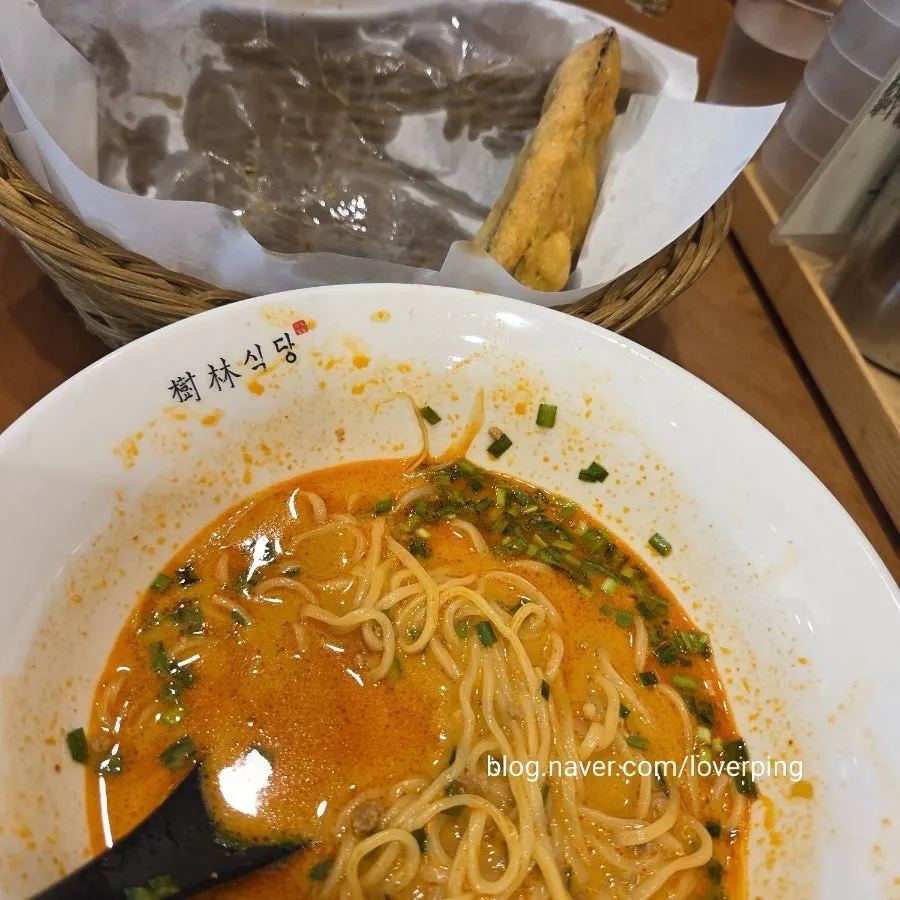 탄탄면 국물을 떠먹는 장면