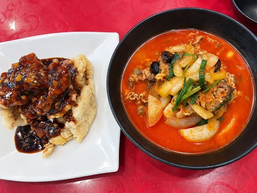 Table setting of chadol jjamppong and garlic tenderloin tangsuyuk at Sujeoga Daehung Station Branch
