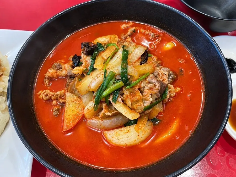 Chadol jjamppong and a small garlic tenderloin tangsuyuk served together