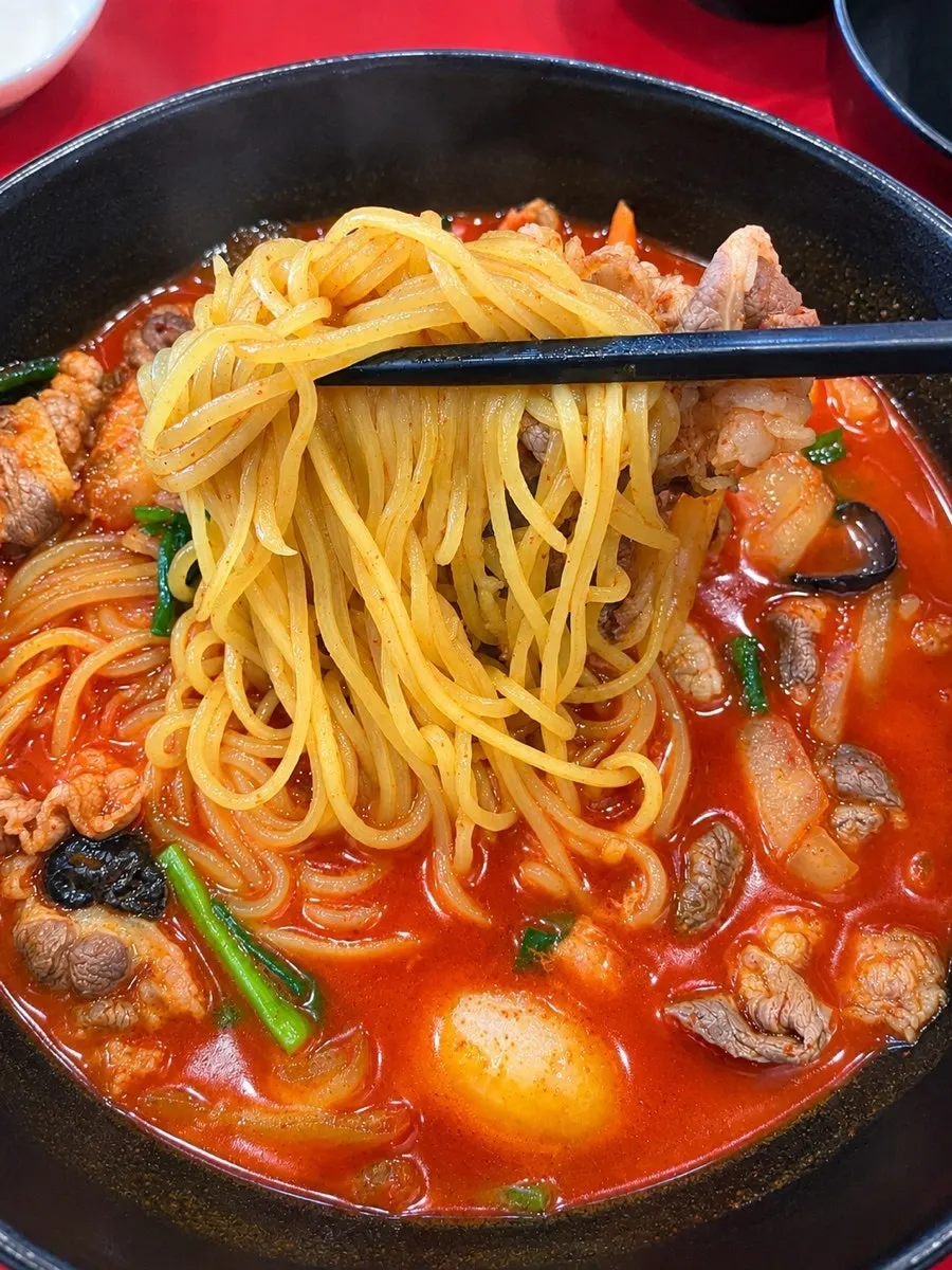 Chadol jjamppong topped generously with beef brisket