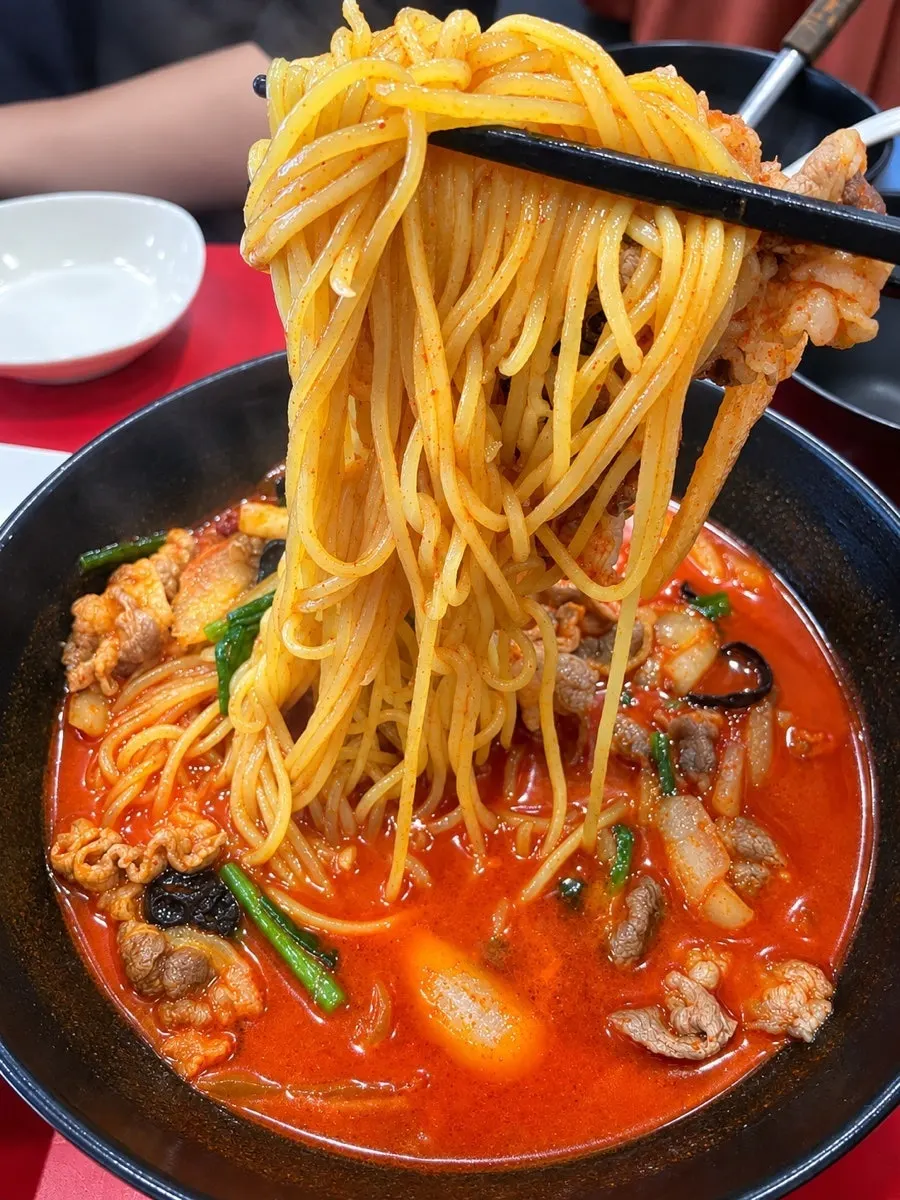 Noodles soaked in the chadol jjamppong broth