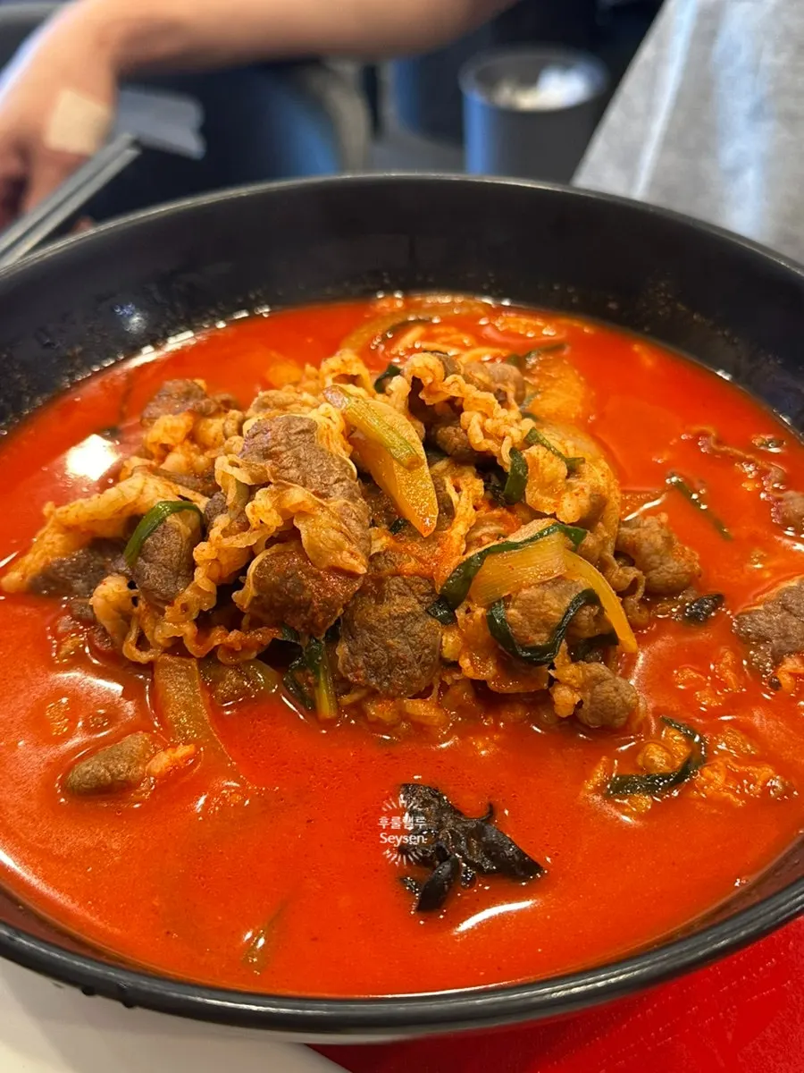 The ordered jjamppong-bap placed on the table