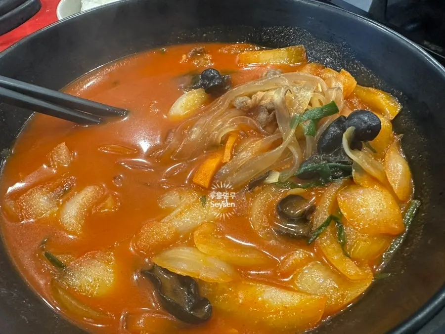 Jjamppong-bap broth with onion and mushrooms