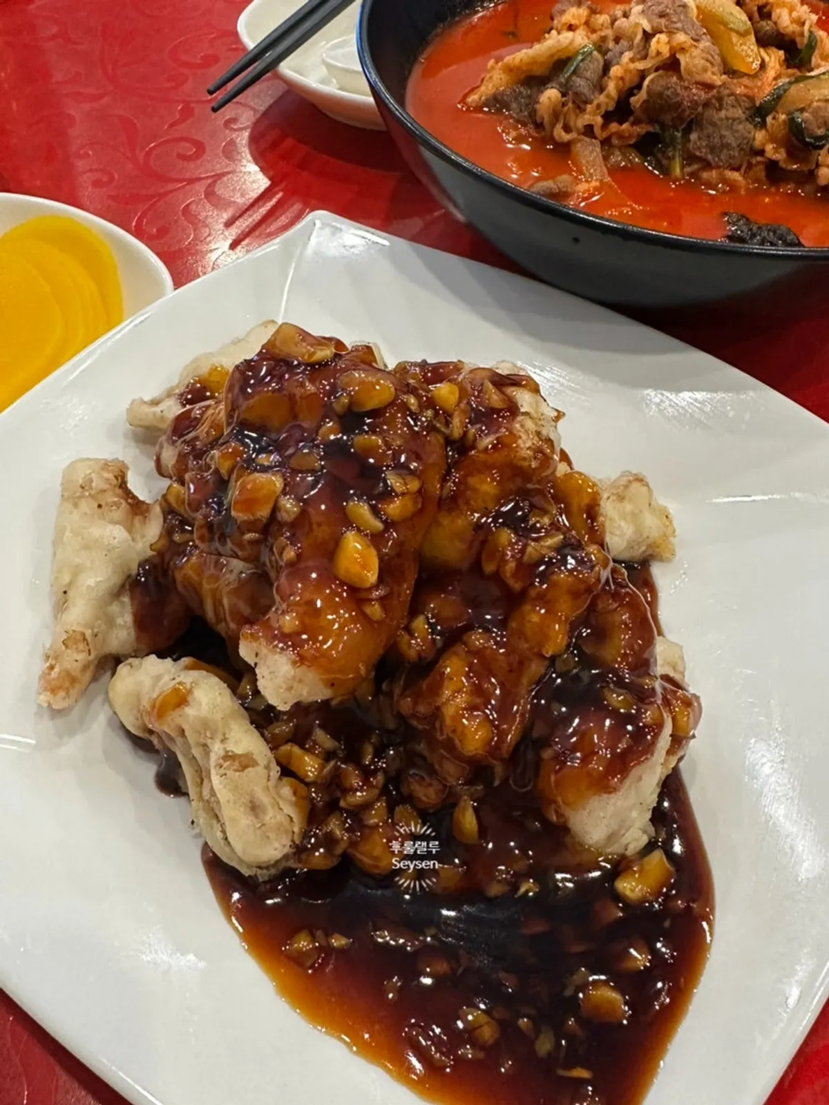 Garlic tangsuyuk topped generously with minced garlic