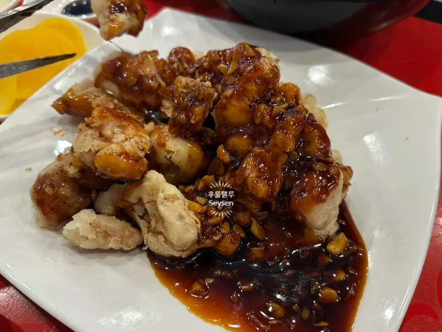 Picking up a piece of garlic tangsuyuk