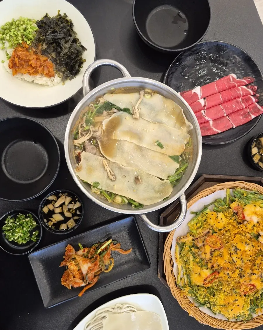 Full shabu table setting at Yun Ujae Shabu Kalguksu Gogidong Branch