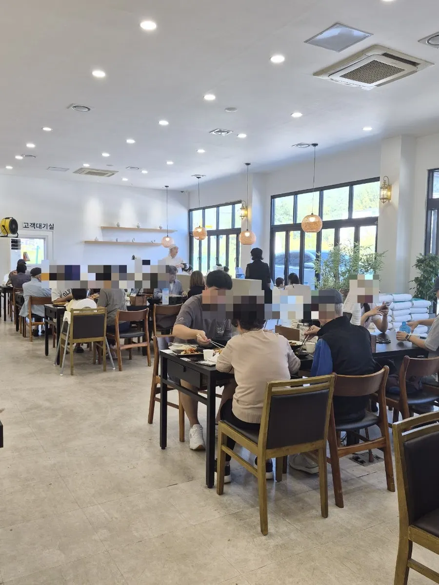 Hall seating layout at Yun Ujae Shabu Kalguksu