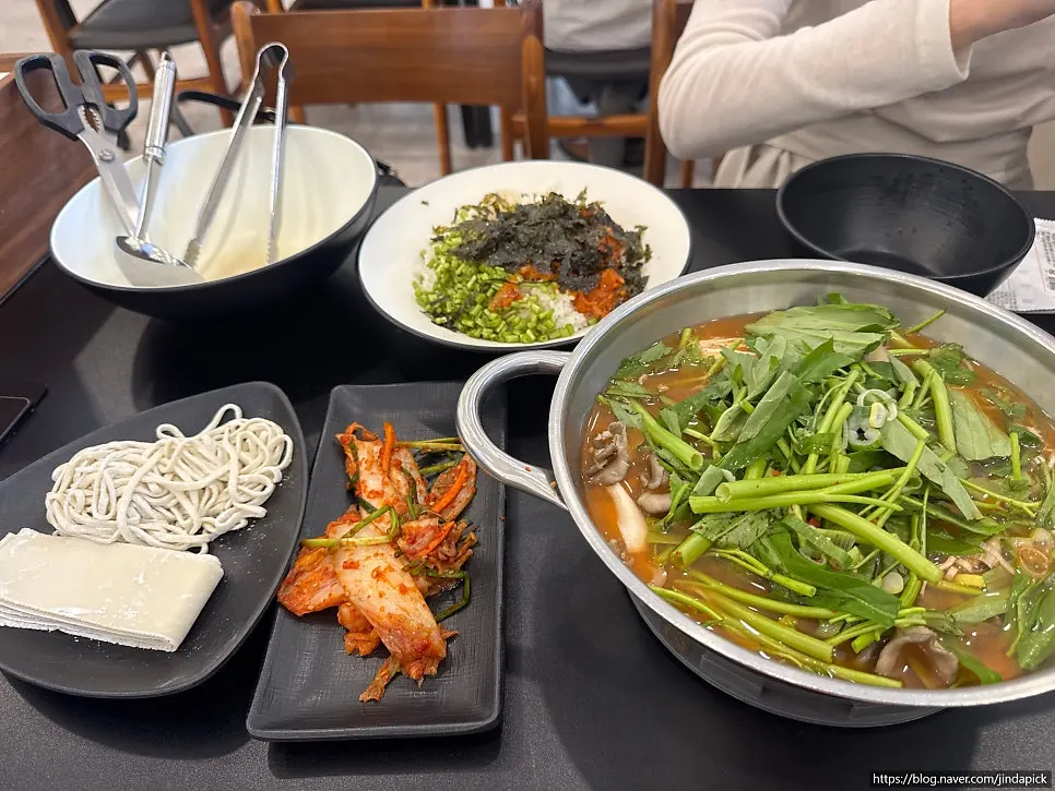 Wrapping meat and vegetables in a flat kalguksu noodle