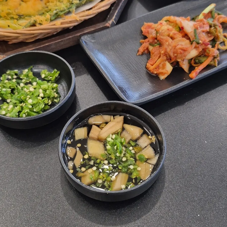 Cross-section of the pajeon showing the thin batter