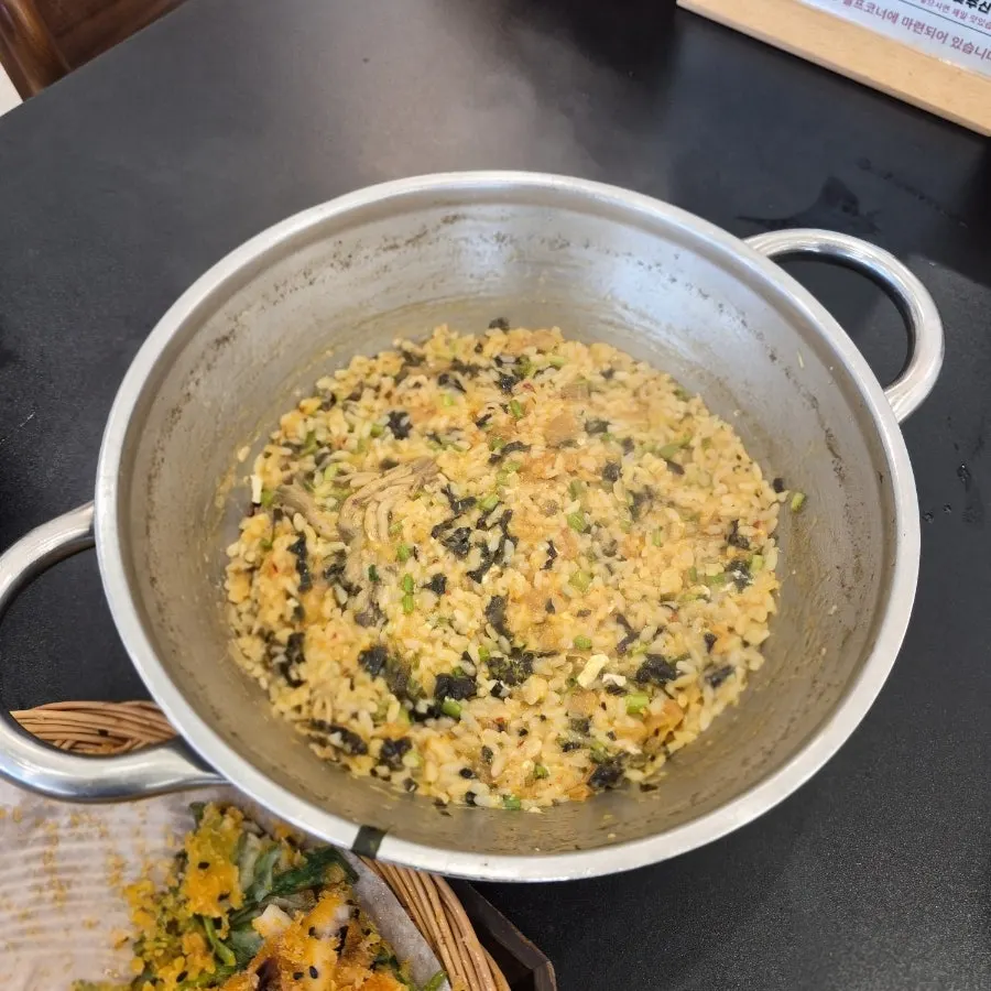 Finishing fried rice with an added egg