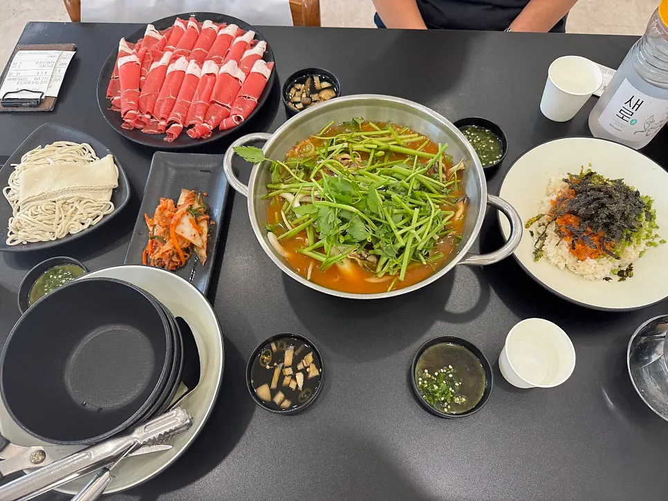 빨간 육수 냄비가 올라간 테이블
