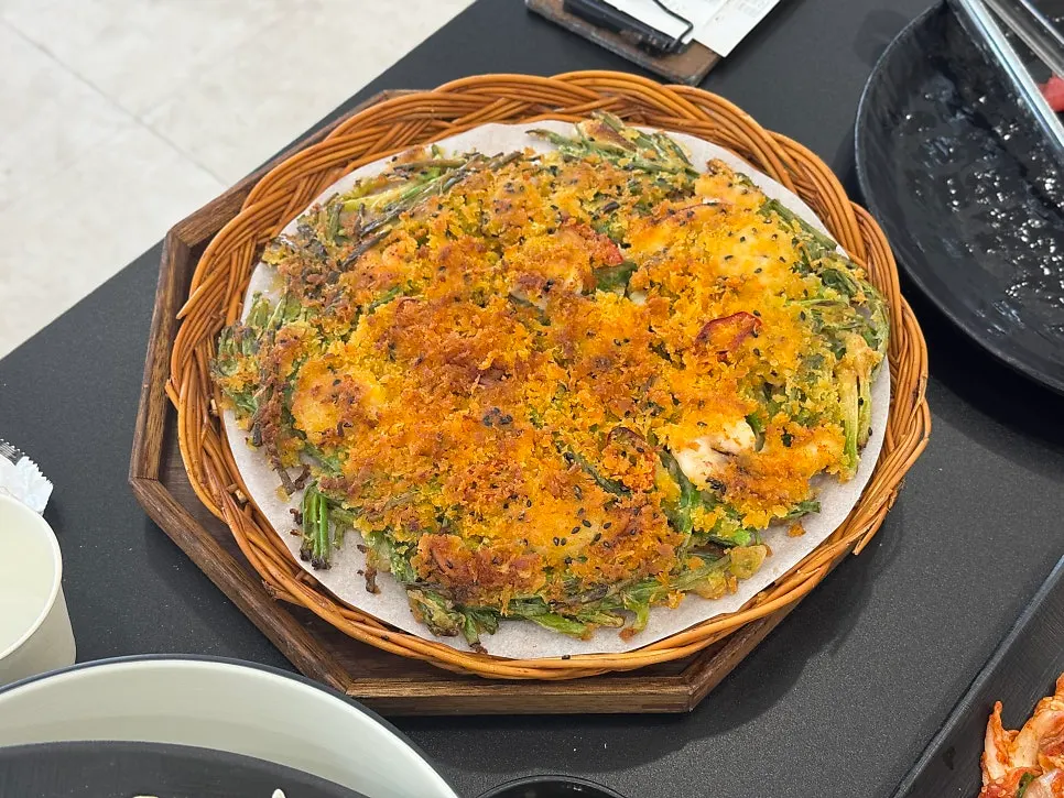 접시에 나온 빠삭해물파전
