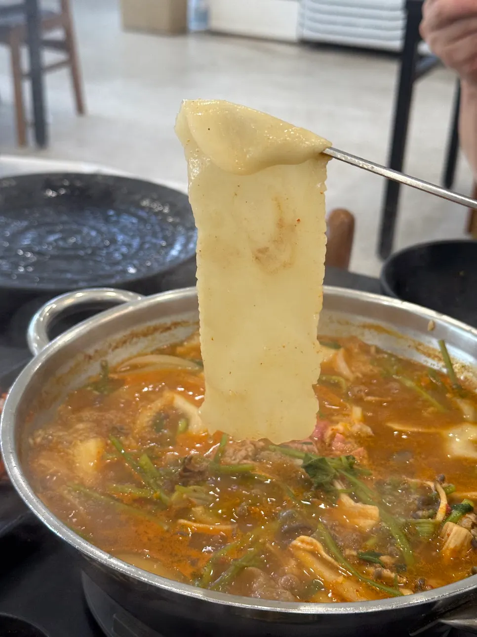 냄비에 넣은 넓적한 칼국수 면