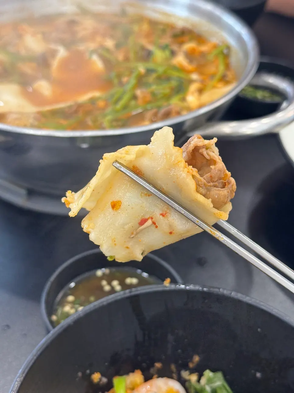 국물에 익은 넓적 칼국수