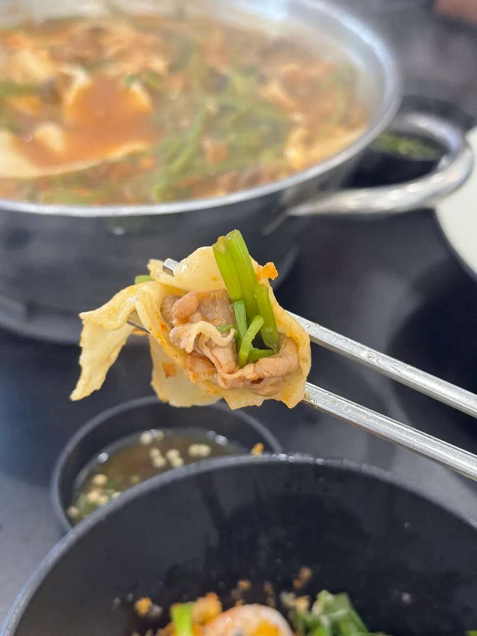 그릇에 덜어낸 칼국수 면