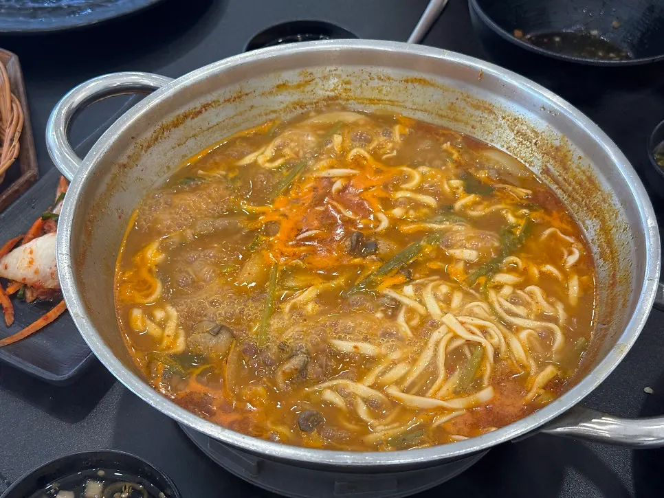 칼국수까지 먹고 남은 냄비
