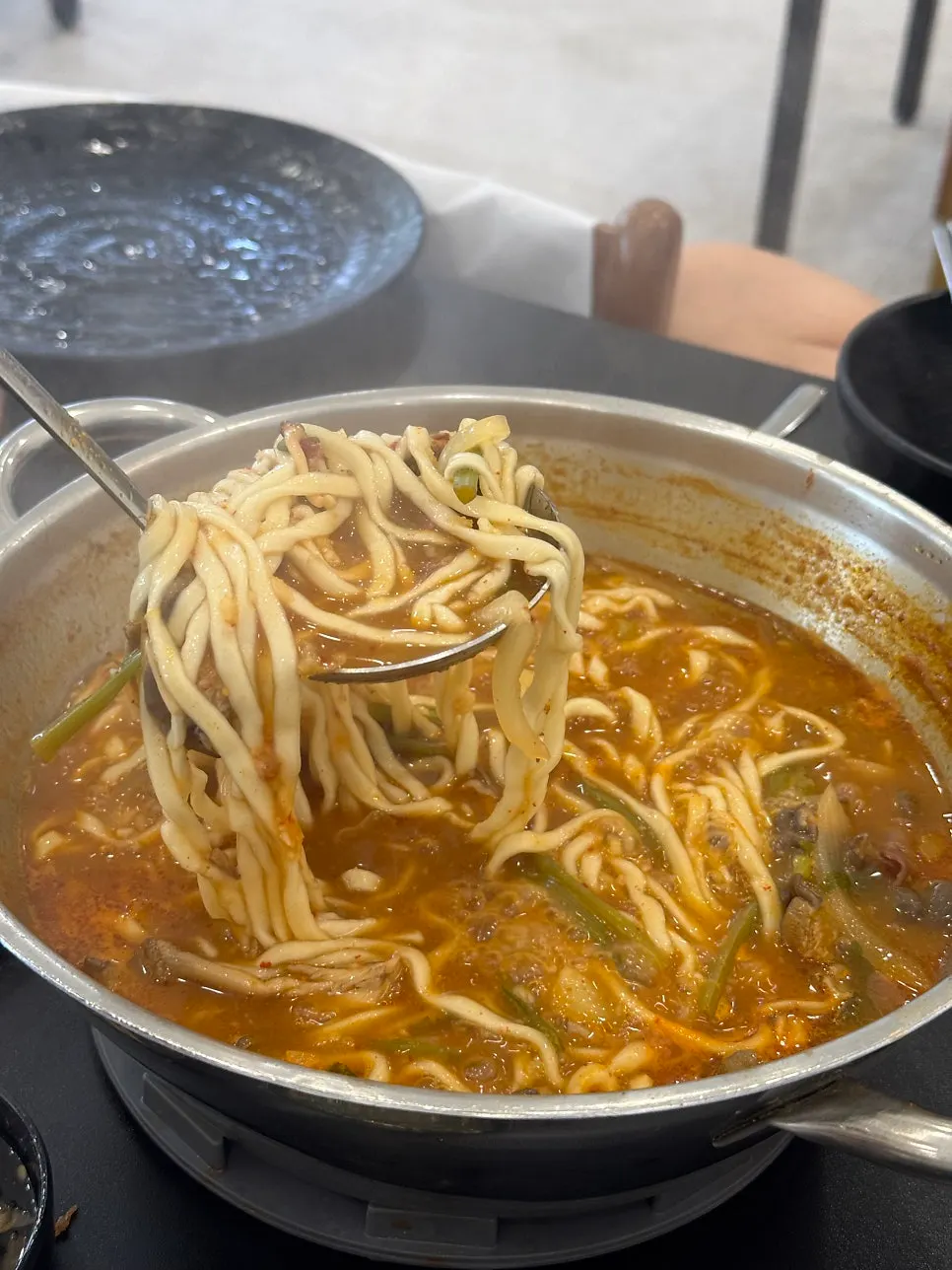 김치와 참기름을 넣은 마무리 볶음밥