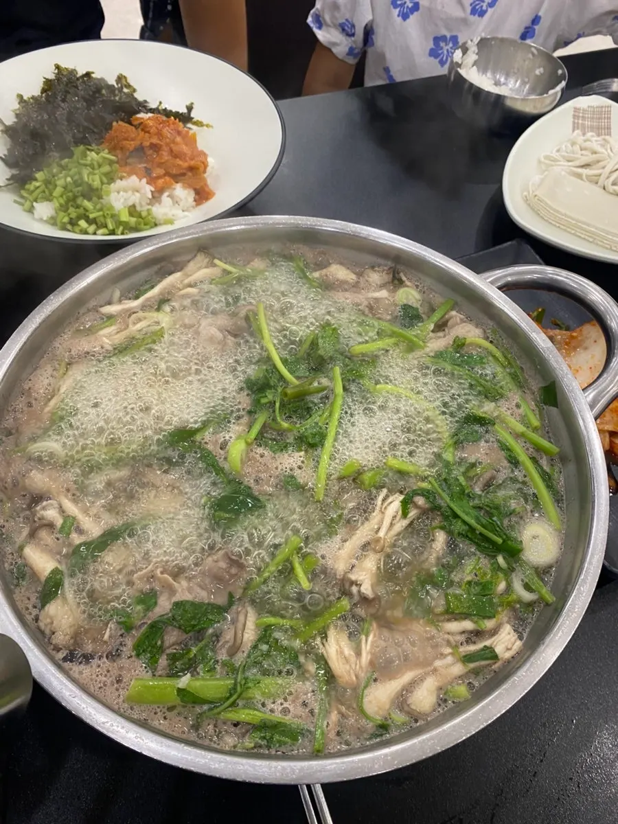 White-broth mild-flavor shabu-kalguksu broth