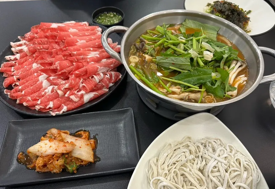윤우재 샤브칼국수 고기동점 방문 첫 사진