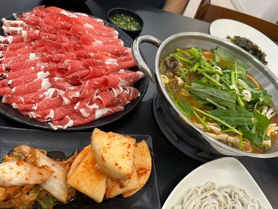 빨간 육수에 채소를 넣고 끓이는 냄비