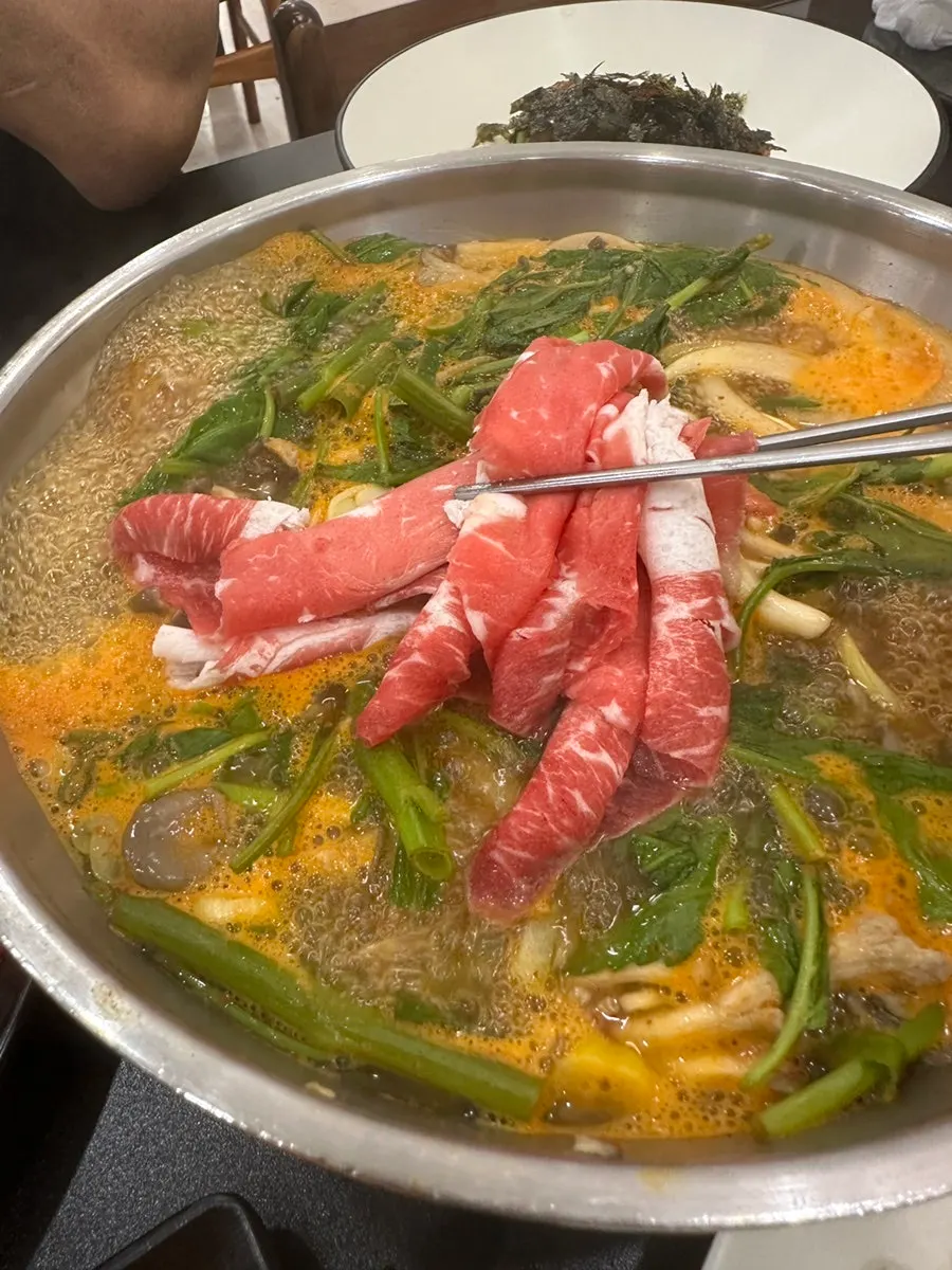 육수에 살짝 익힌 등심 한 점