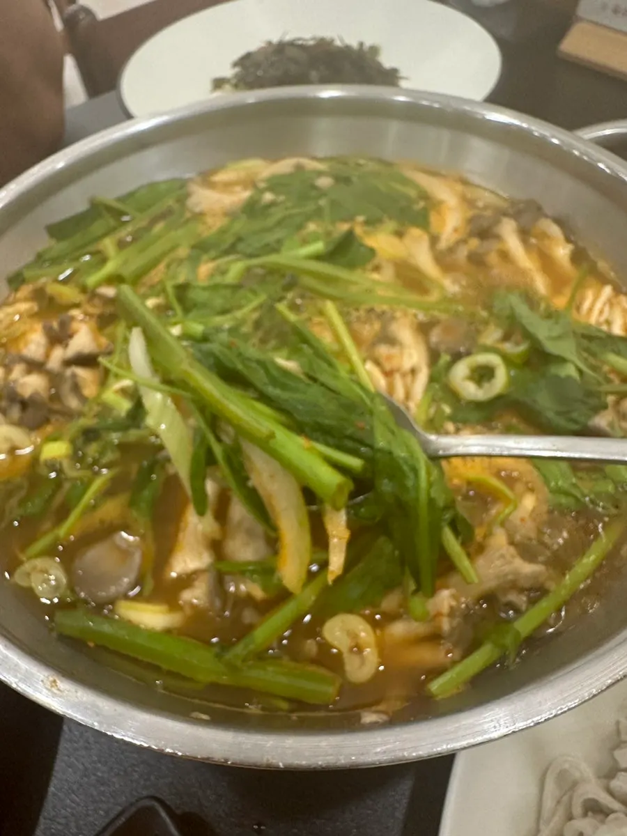 익은 채소와 고기를 건져 먹는 모습