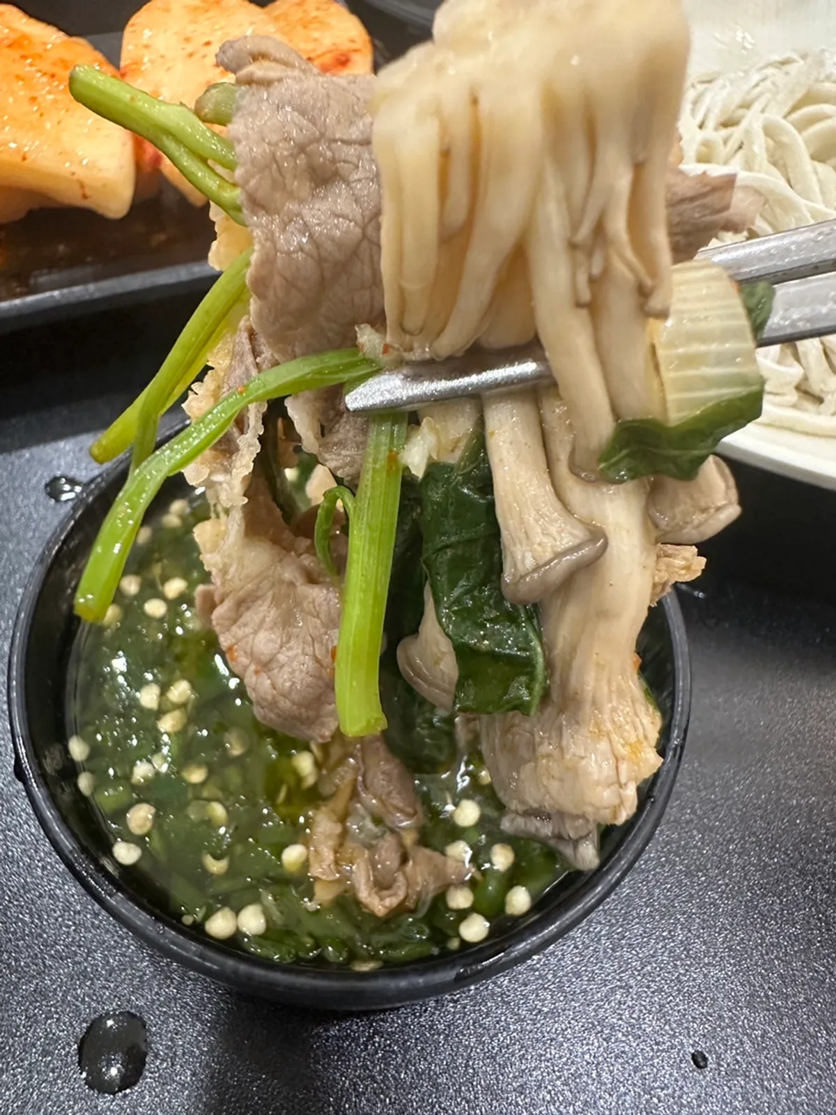 채소와 등심이 어우러진 빨간 샤브샤브
