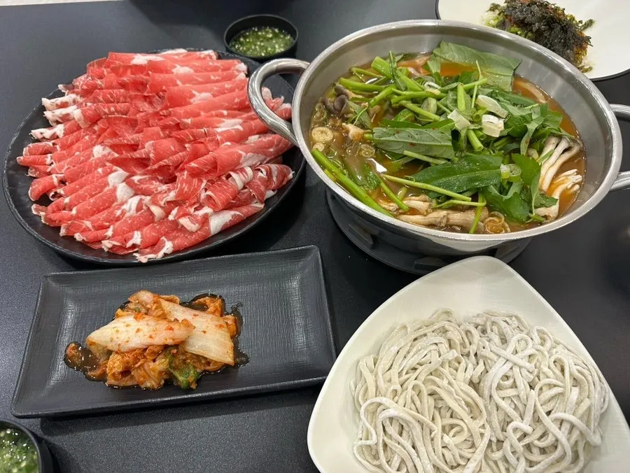 칼국수 면을 넣기 전 육수 냄비