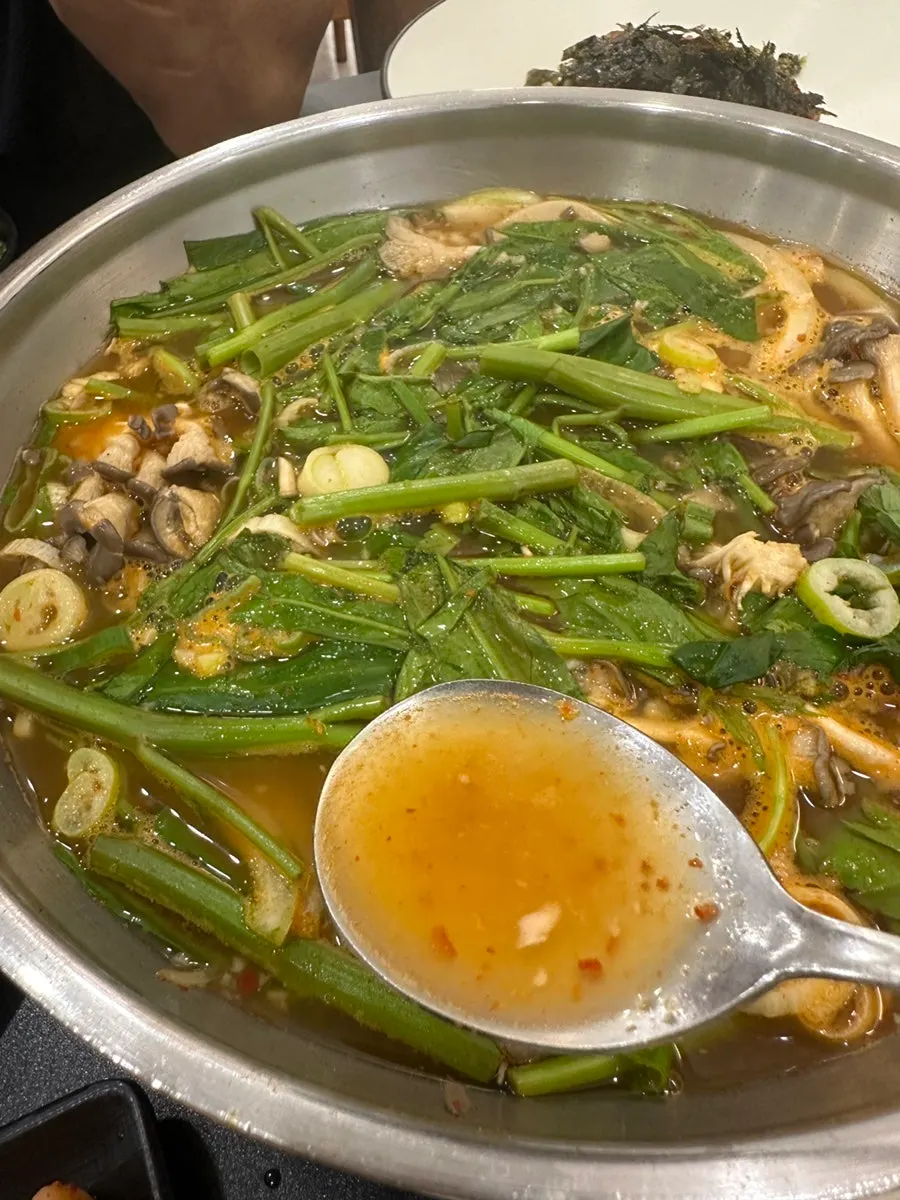 육수에 넉넉히 들어간 칼국수 면