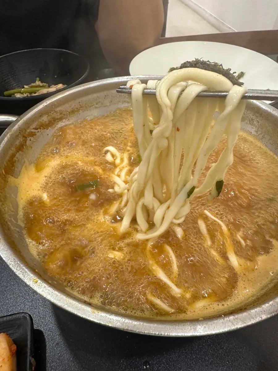 얼큰한 국물에 끓여지는 칼국수
