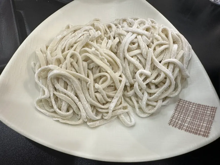 완성된 얼큰한 샤브칼국수